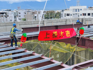 嘉義市西區全民運動館統包工程今天舉行上樑儀式／嘉義市府提供
