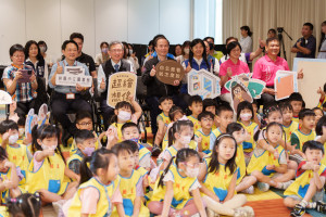 桃園市政府王明鉅副市長與歸真幼兒園小朋友共同參與開展活動。