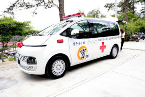 郭家寶先生捐贈一輛救護車給仁愛鄉，並命名為「寶平安」，希望平平安安。（縣府提供）