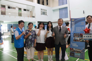 副縣長王瑞德由王處長陪同巡訪各學校成果。（記者扶小萍攝）