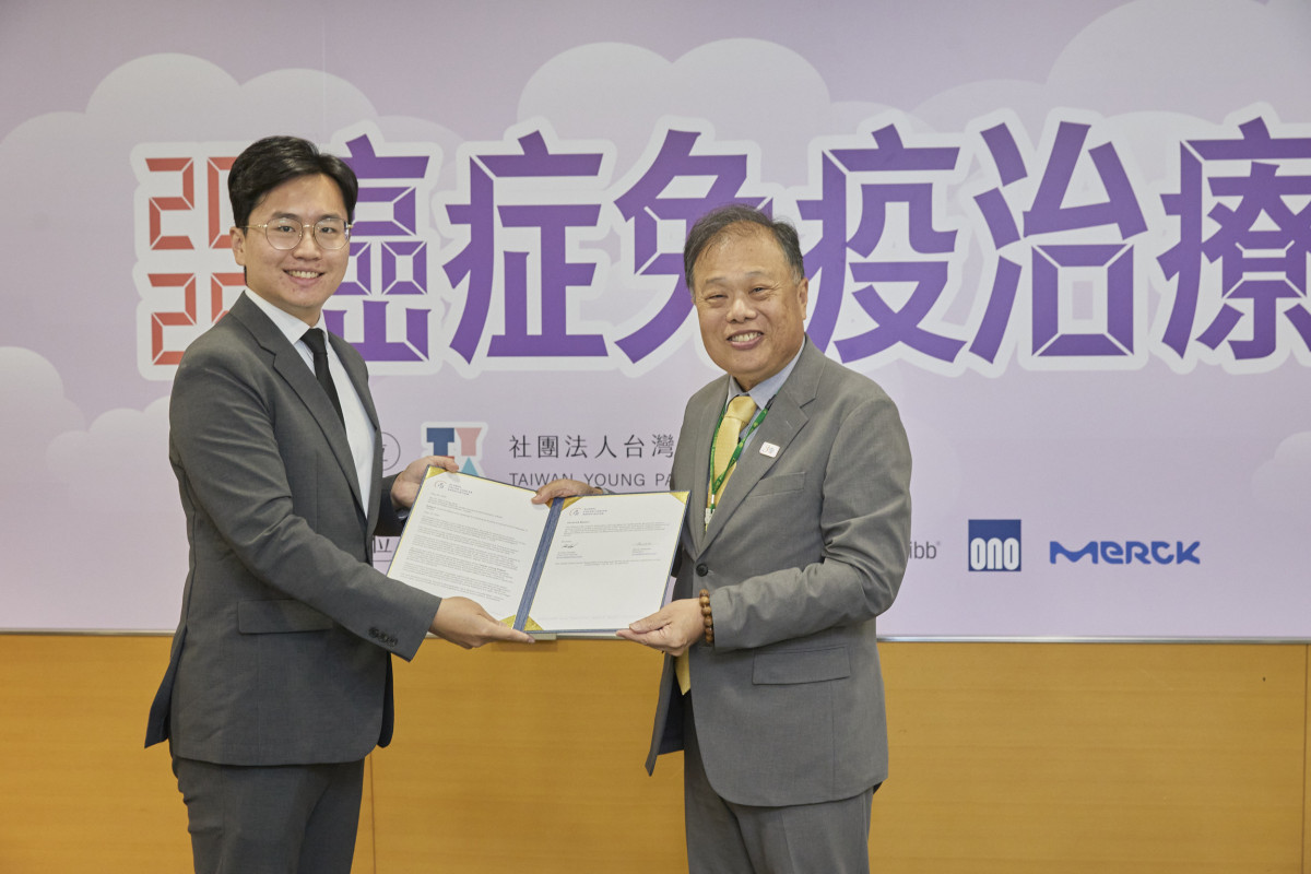 由社團法人台灣年輕病友協會秘書長劉桓睿將全球大腸癌協會（Global Colon Cancer Association）感謝信交給健保署副署長龐一鳴，感謝台灣健保署對癌友的支持並將台灣視為全球推動健康平權的重要夥伴。