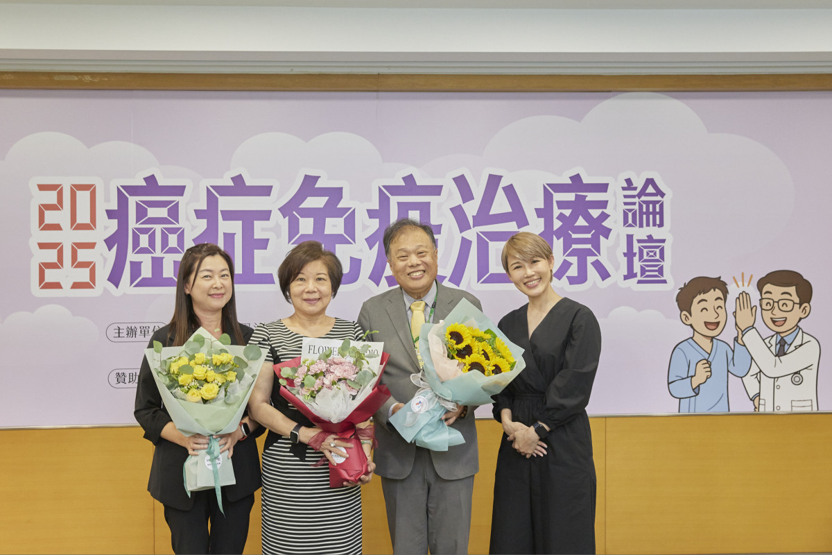 (左起)財團法人癌症希望基金會副執行長許怡敏、財團法人台灣癌症基金會副執行長蔡麗娟、健保署副署長龐一鳴、社團法人年輕病友協會理事長潘怡伶，獻上三束象徵「溫暖、希望與感謝」的花束感謝健保署與癌友並行。