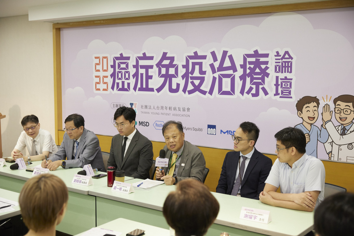 (左起)台北慈濟醫院癌症中心肺癌治療召集人黃俊耀主任、中國醫藥大學附設醫院內科部夏德椿副主任、社團法人台灣年輕病友協會秘書長劉桓睿、健保署副署長龐一鳴、三軍總醫院泌尿外科楊明昕醫師、衛福部雙和醫院血液腫瘤科謝燿宇主任，於焦點座談中討論未來癌症治療如何持續擴大用藥可近性，縮短國際臨床實證與健保給付條件之間的落差。