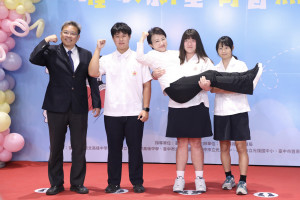 盧秀燕市長獎合影首度被公主抱，后綜高中全中運雙料銀牌得主張詠閑獨自抱起盧秀燕。
