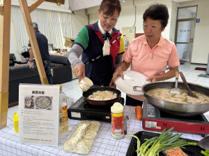 元氣學堂長輩擔任豐原農會一日店長，販售自己包的水餃。