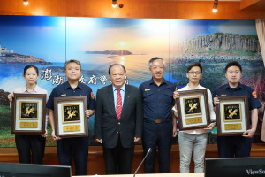 澎縣府警察局4位同仁考取碩博士班　陳光復親頒賀匾肯定進修精神