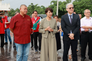 許縣長陪同內政部常務次長吳堂安會勘焰火地點。（縣府提供）