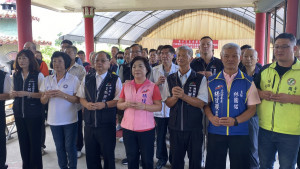 台中市民政局長吳世瑋主持神岡區第2、3、8號公墓遷葬開工祈福典禮，立委楊瓊瓔、市議員羅永珍等虔誠祈求工程順利圓滿。