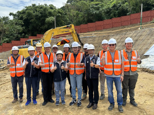 建設局長陳大田與江啟臣副院長等人視察東豐快公老坪山隧道段工程進度