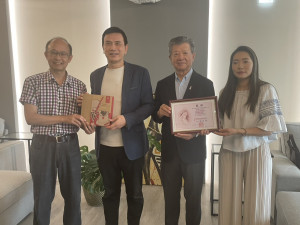 瑪利亞籌建安老家園 戶外廣告商李丞軒（左2）提供中捷6站播影片助募款