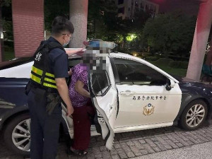送老婦回家。林重鎣
