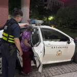 送老婦回家。林重鎣