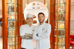 台南遠東香格里拉飯店點心坊主廚許煜新（左）與法國百年精品巧克力品牌Weiss首席甜點主廚Jonathan Chauve（右）