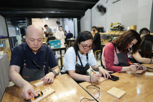 香港踩線團體驗臺中木匠兄妹木工DIY。