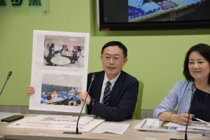 民主進步黨籍立法委員李坤城（中）。（圖／翻攝自李坤城Facebook）