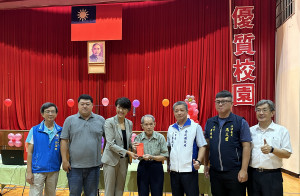 許縣長贈敬老金予90高齡的陳鴻柏前輩。（記者扶小萍攝）