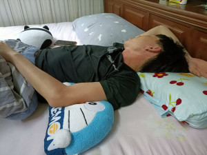 不少人喜歡手部舉高睡覺恐影響神經受損。（南投醫院提供）