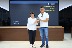 嘉義市政府建設處處長田長沛將於7月3日離職，市長黃敏惠特別頒贈紀念品表達期勉與祝福／嘉義市府提供