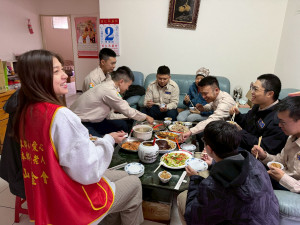 與獨居長者共餐。