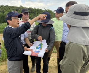 高雄市副市長林欽榮17日率專案小組會同水土保持技師至大樹區和山光電發電設施現場勘查，確認業者之開發涉及不可開發區並造成大面積地表裸露，屬重大違規。（圖／資料照片，圖源：高雄市府新聞局）