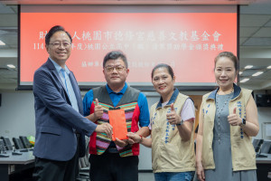 張市長頒獎予學校代表。