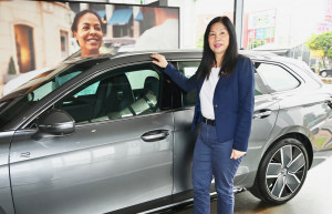 宗承汽車總經理吳芝瑩重返校園進修EMBA，為企業經營注入新觀點，也勉勵團隊同仁與時俱進，一起面對未來的挑戰。圖／記者陳致愷攝影