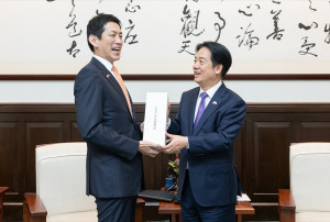 賴清德總統（右）與日本前經濟安全主管大臣小林鷹之眾議員（左）。（圖／總統府Flickr）