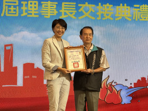 許縣長頒當選證書予陳理事長。（記者扶小萍攝）