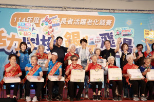 許縣長為15名逾90歲長者披活力之星彩帶。（縣府提供）