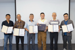 上緯諒茶文化基金會董事長蔡孝毅(右三)頒贈聘書給五位評審委員。（上緯公司提供）