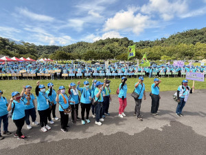 南投縣府在日月潭向山遊客中心熱鬧舉辦114年度南投志工大會師暨健行活動。（縣府提供）
