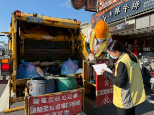 為改善未落實垃圾分類情況，嘉義縣環保局近期啟動「垃圾車跟車稽查專案」／嘉義縣府提供