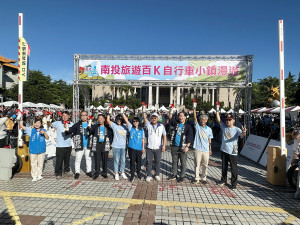 第三屆南投百k自行車鳴笛出發。（記者扶小萍攝）
