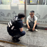 精障男迷途呆坐便利商店，壢警逐車比對鑰匙助返家。
