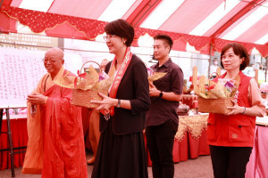 國姓清德寺舉辦龍善宮護法大將軍聖誕法會，許縣長到場獻供祈福。（縣府提供）