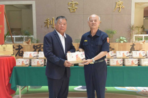 昇樺食品有限公司創辦人董事長吳裕田贈送嘉義市警局員警及工友每人1盒滴雞精，為同仁補充營養、加油打氣／警方提供