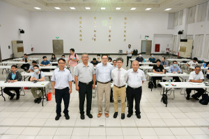 嘉義縣警察局鑑識科日前辦理在職訓練講習，鑑識科長程志強、副局長許益祥 、金孟華教授、羅士翔執行長、謝松善主任(由左至右)與學員合影／警方提供