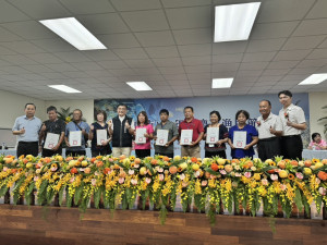 台中區漁會3長、台中市府農業局長張敬昌與模範漁民合影。