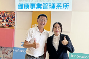 弘光科大健管系副主任張炳華（左）指導碩士生徐毓鍰（右）研究以「健康信念模式」為理論架構，研究影響民眾五癌篩檢意願的關鍵因素。