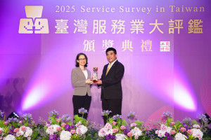 永慶房屋總經理吳良治（右）自蕭美琴副總統（左）手上接過獎盃，成功締造永慶房屋金獎13連霸紀錄！（圖／永慶房屋 提供）