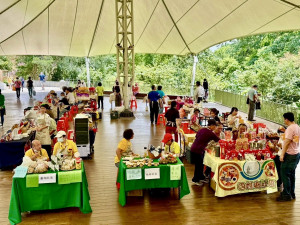 40個社區同步於微熱山丘村民市集展售。（縣府提供）