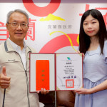 宜蘭縣代理縣長林茂盛（左），於8日公開表揚榮獲宜蘭縣2025年總統教育獎得主林亭萓同學（右）。（圖／宜蘭縣府教育處）