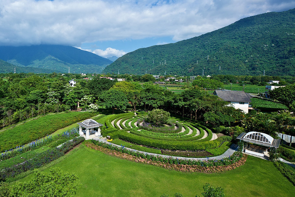 秧悦美地結合在地自然風貌與香草園藝花園，打造綠意的療癒空間。