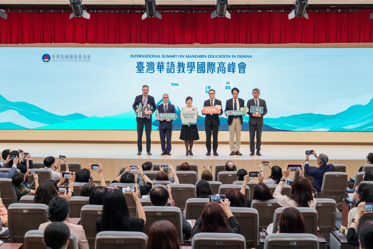 僑委會委員長徐佳青（中）與國安會副秘書長徐斯儉（左2）、外交部政務次長陳明祺（右3）、數位發展部政務次長林宜敬（右2）、美國在臺協會(AIT)代理副處長Mr. John Morgan（左1）、海華文教基金會董事長吳明穎（右1）。