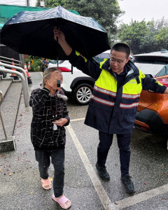 警方巡邏主動關懷迷途老婦，暖心協助平安返家。