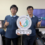 「青年就業旗艦計畫」先僱後訓模式，幫助職場新鮮人楊晉豪(左)提升職能，在分子雲公司穩定就業／南分署提供
