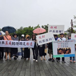 全國校事會議受害者自救會10餘名教師到嘉義地方法院外冒雨聲援。(圖／讀者提供)
