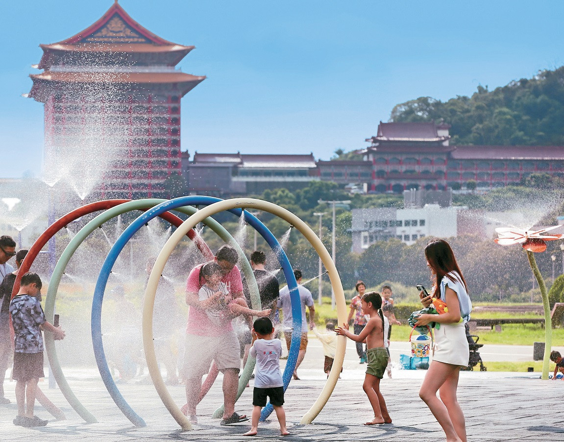大佳河濱公園共融式遊戲場是夏天不可錯過的玩水天堂。（攝影／王均峰）