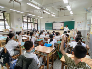 學生在課堂上參與「好好教」財商課程，透過繪本與互動活動學習金錢觀與風險判斷。