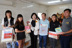 雲林縣長張麗善前往麥寮鄉麥豐村新生兒家中獻上祝福／翻攝照片